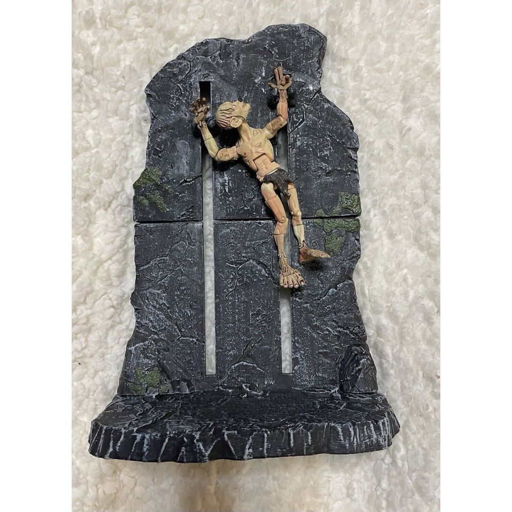 Toy Biz 2003 Lord Of The‎ Rings Smeagol Action Figure and Wall Gollum